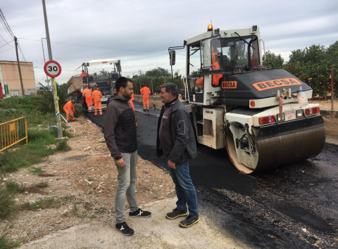 L’Ajuntament de Vinaròs està renovant l’asfalt del Camí de la Creu i del Camí Fondo