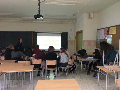 La UPCCA imparte un taller de prevención de drogodependencias en el IES Vilaplana