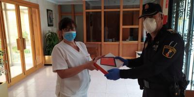 El Ayuntamiento entrega tabletas a los usuarios de la residencia San Sebastián